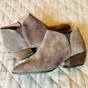 🆕 Nordstrom Caslon Brand Nora Bootie in Taupe Suede, 11M. Never worn!👢🤠✨
